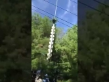 Ścinanie drzew za pomocą helikoptera w pobliżu linii energetycznej
